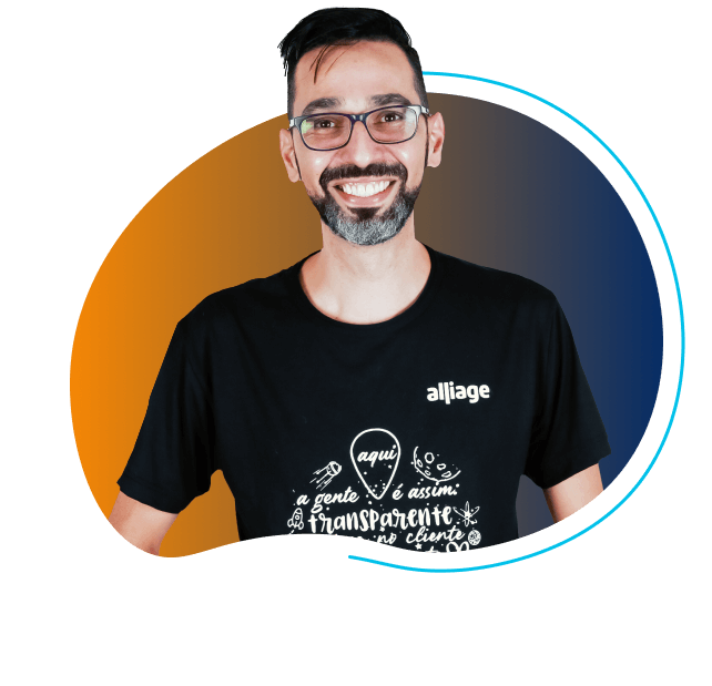 Homem sorrindo e utilizando uma camiseta preta com a marca Alliage
