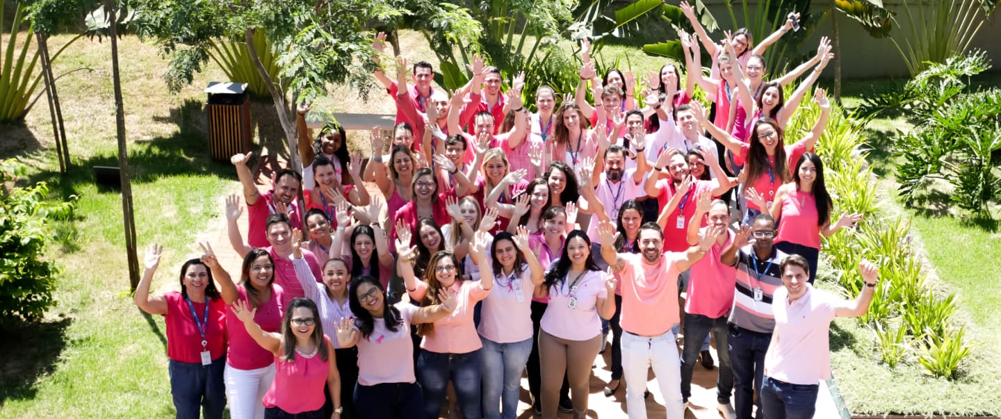 Grupo de fuincionarios Alliage posando para a foto em um jardim