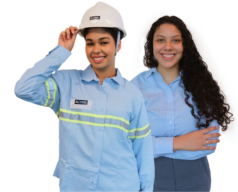 Jovens colaboradores sorridentes com uniforme de EPI