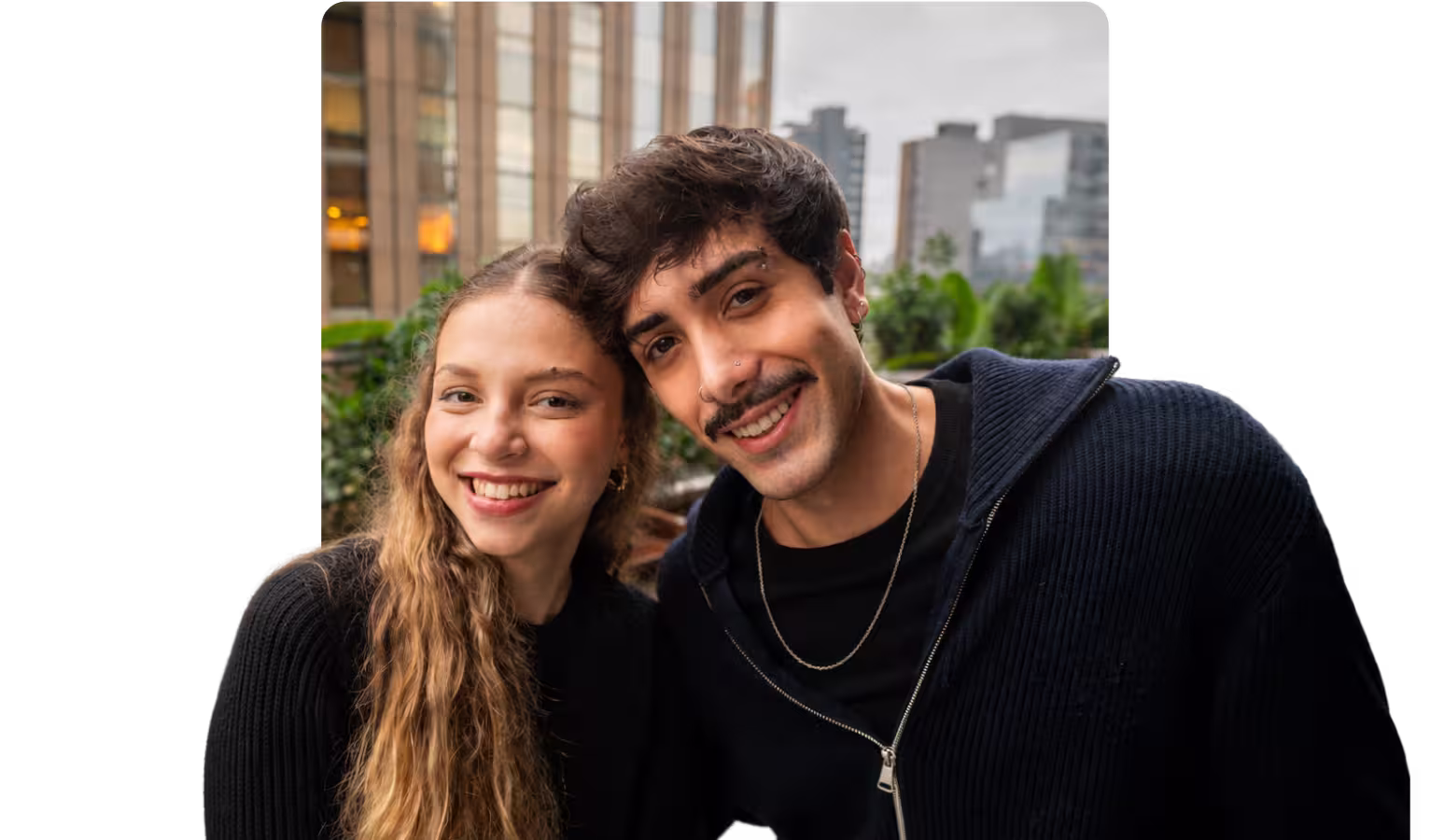 Dois jovens se abraçando e sorrindo para a foto