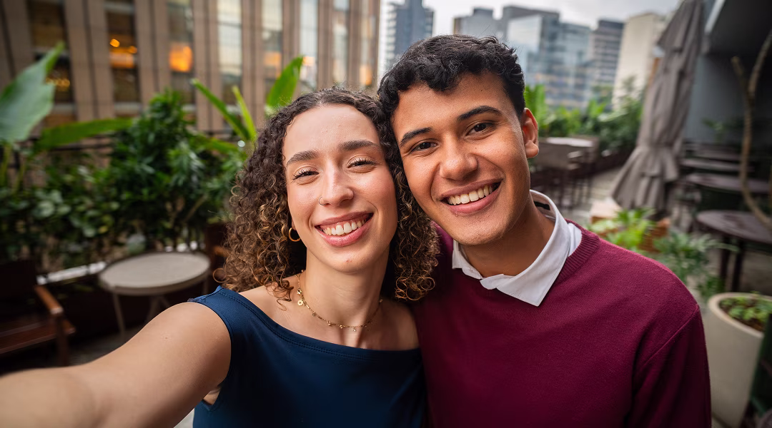 Dois estagiários tirando selfie