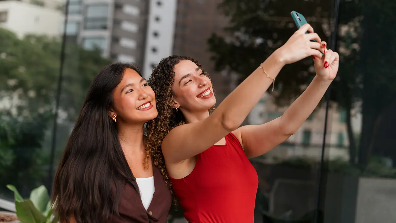 Duas estagiárias tirando selfie