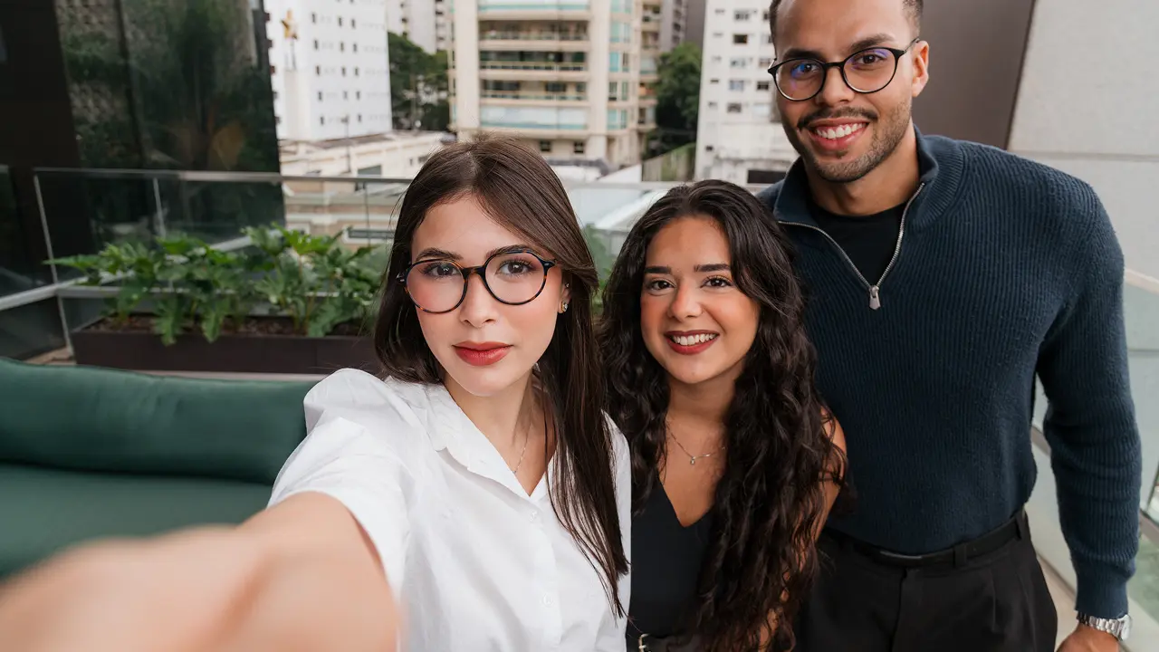 Estagiários tirando selfie juntos