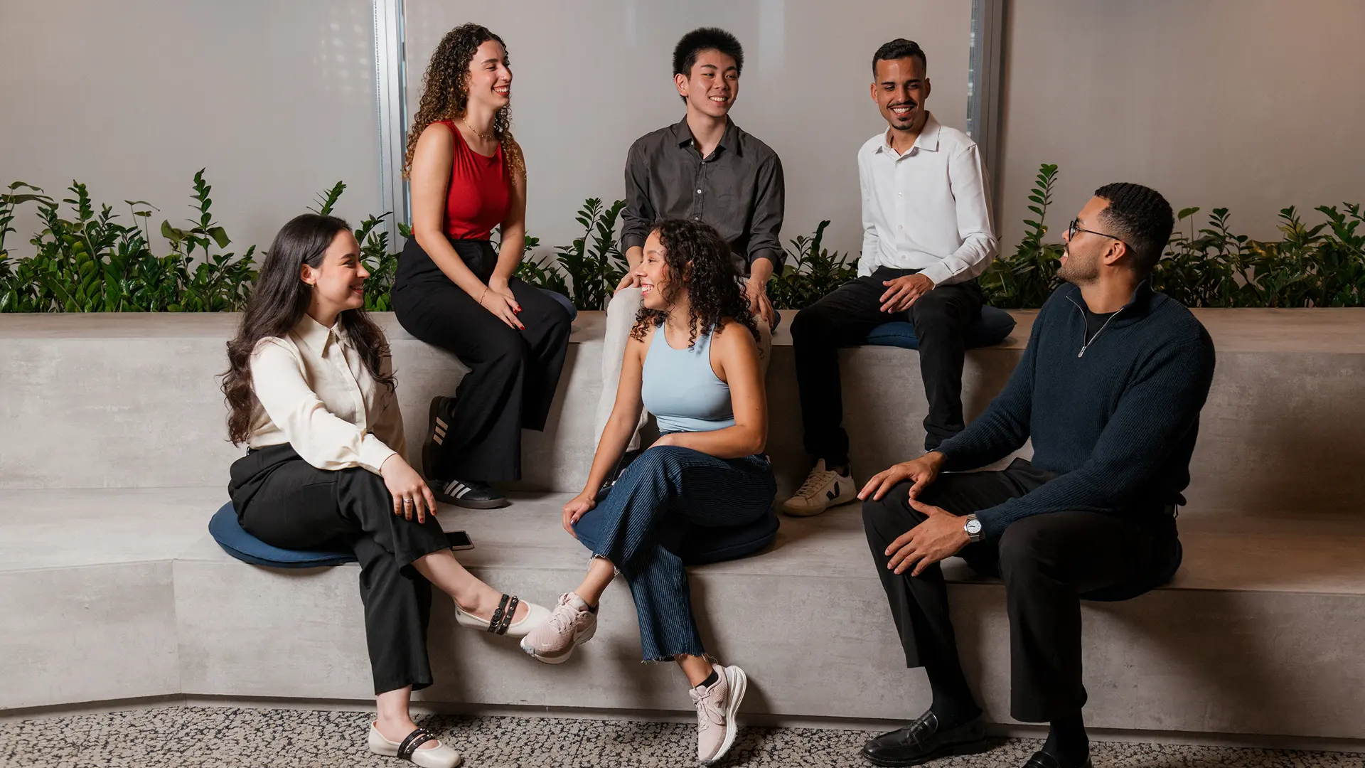 Jovens setados no sofa do escritório