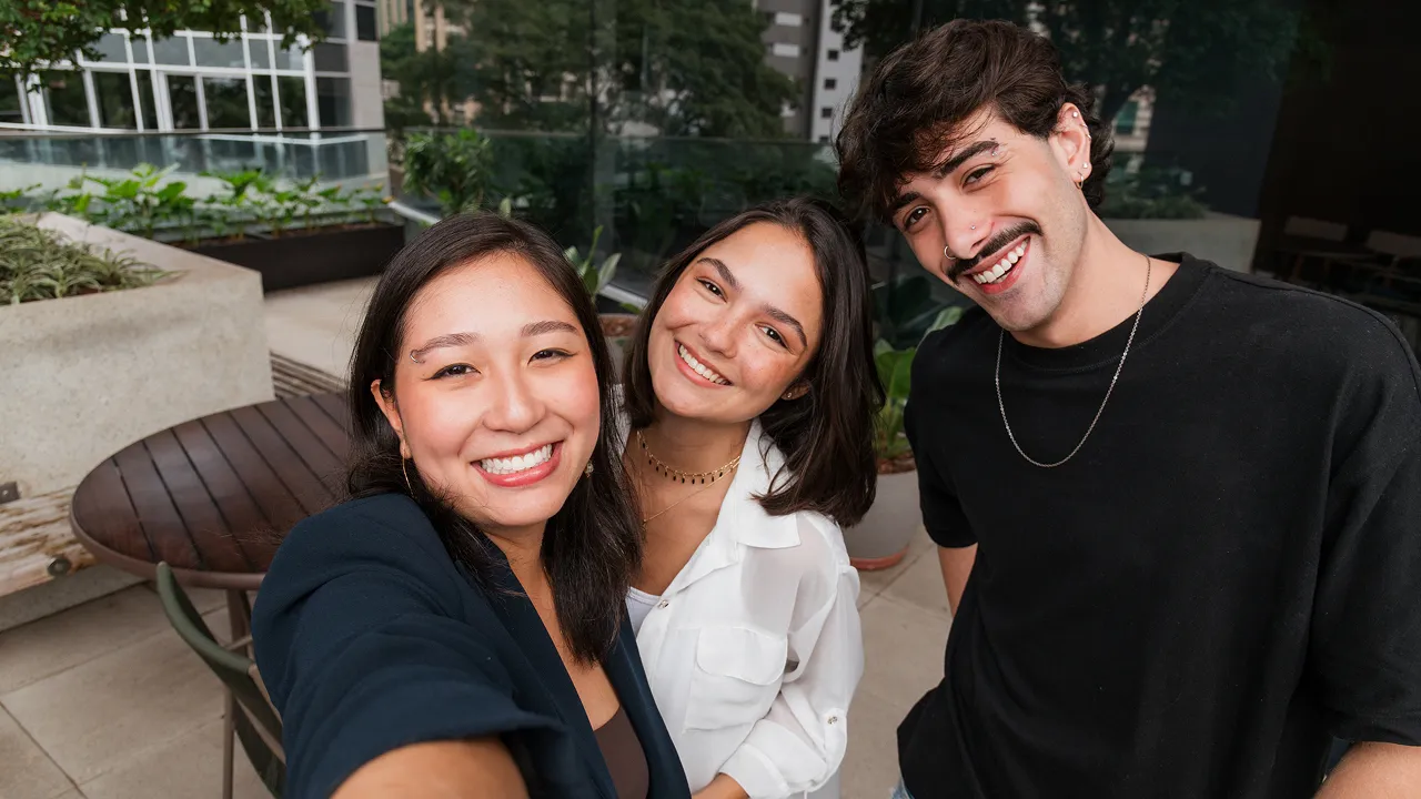 Jovens sorrindo e tirando uma selfie