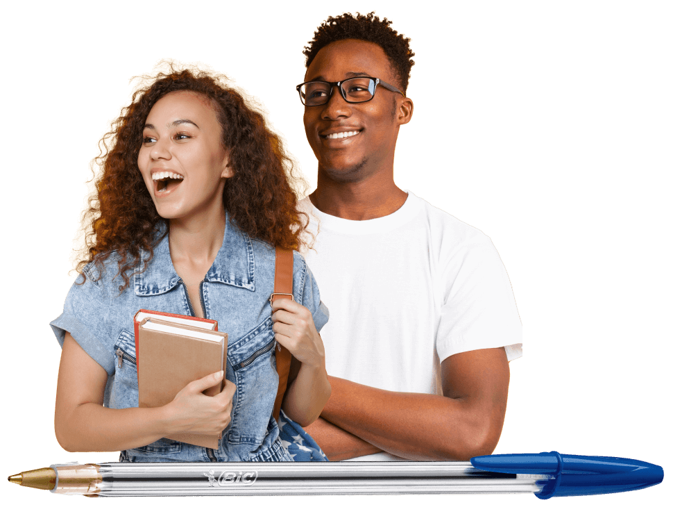 Jovem casal sorrindo com livros na mão