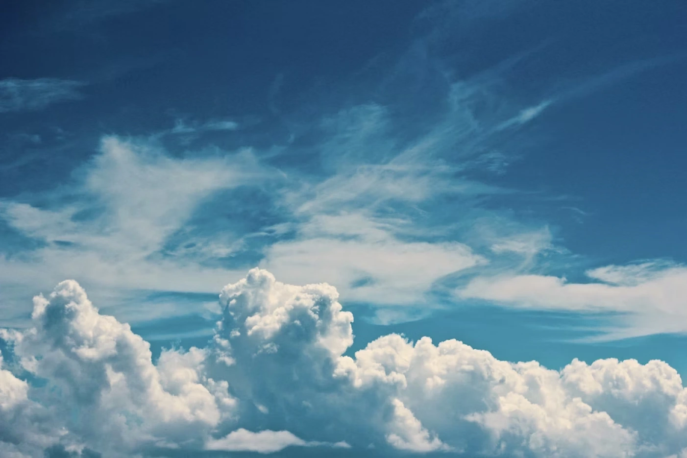 Uma janela de avião vendo as nuvens