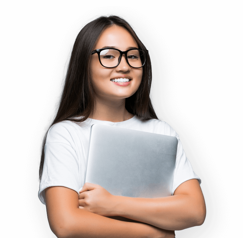 Jovem asiática de óculos segurando um notebook