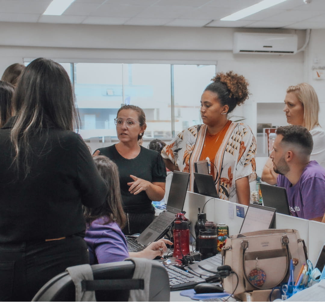 Pessoas reunidas no escritorio da cantustore e conversando