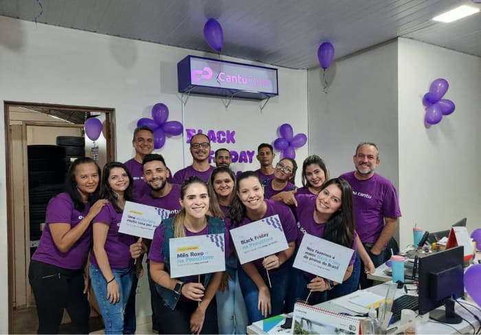 Grupo de funcionários reunidos comemorando a blackfriday Cantustore