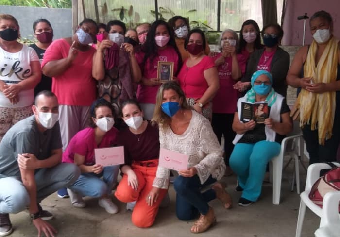 Mulheres reunidas lendo um livro