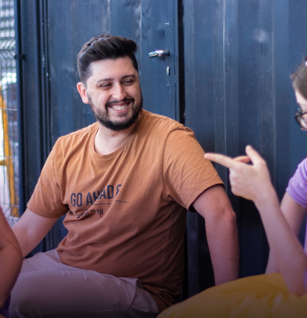 Grupo de jovens reunidos, sorrindo e conversando