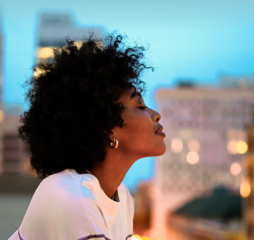 Uma jovem negra com um fundo de uma cidade