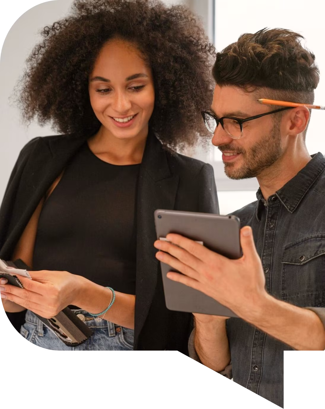 Estagiários olhando o tablet