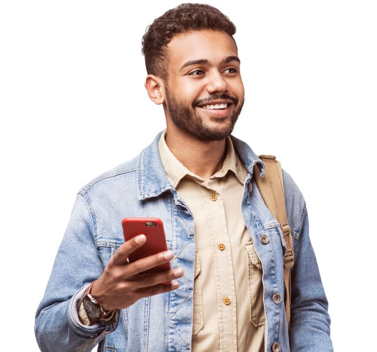 Estagiário sorrindo com um celular na mão e mochila nas costas