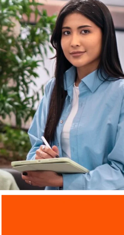 Mujer joven sonriendo mientras sostiene un cuaderno