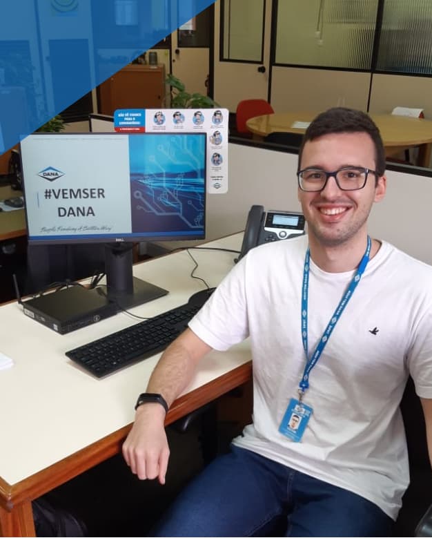 Jovem estágiario, sorrindo