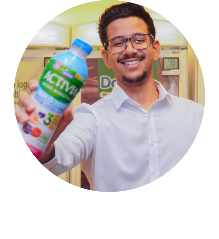 Profissional da Danone apresenta bebidas lácteas do portfólio da empresa.