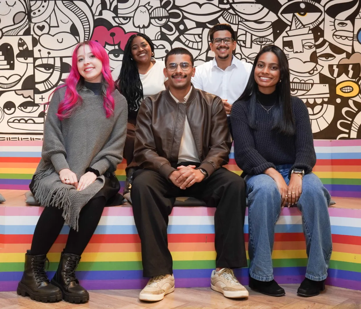 Grupo de jovens sorrindo