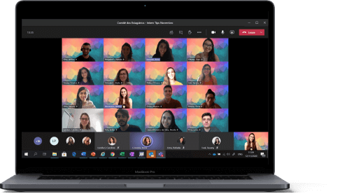Macbook com a imagem estudantes conversando através de videoconferência