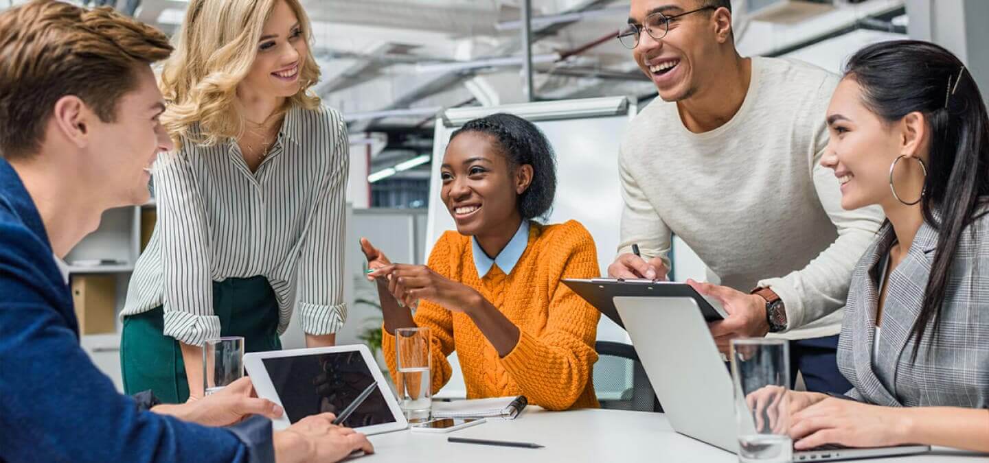 Jovens fazendo reunião no escritório