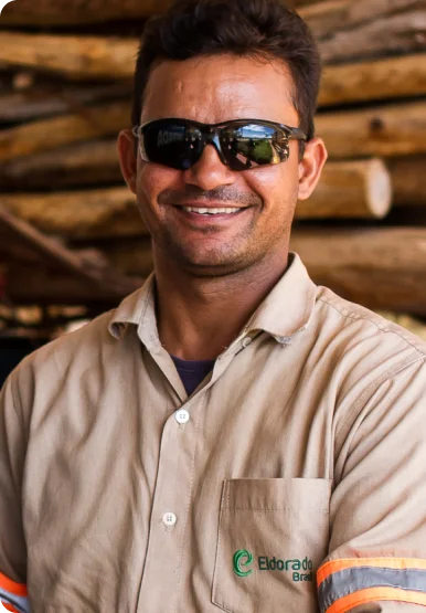 Homem sorrindo utilizando uniforme de trabalho da Eldorado Brasil