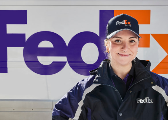 Funcionária mulher com jaqueta de uniforme e boné FedEx