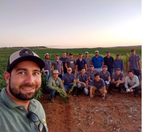 Grupo de trabalhadores na plantação