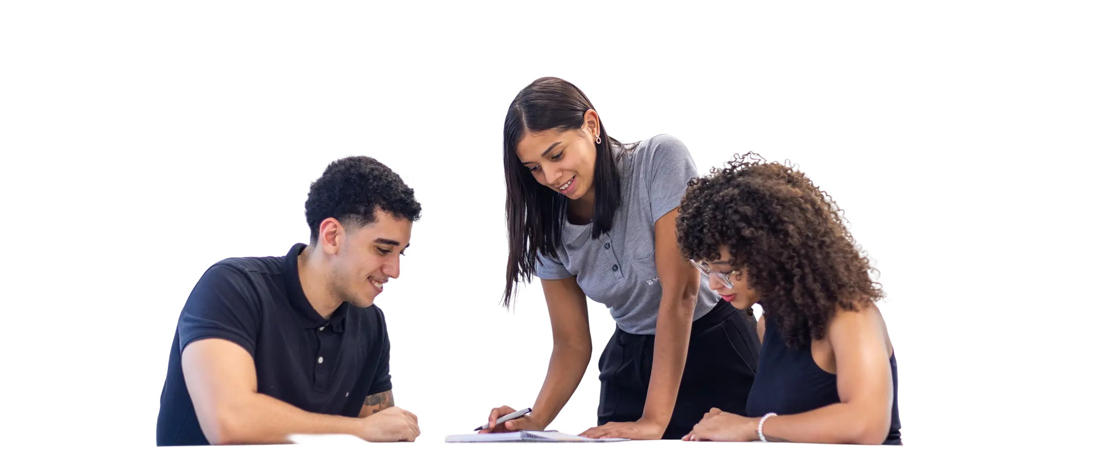 Grupo de jovens sorrindo