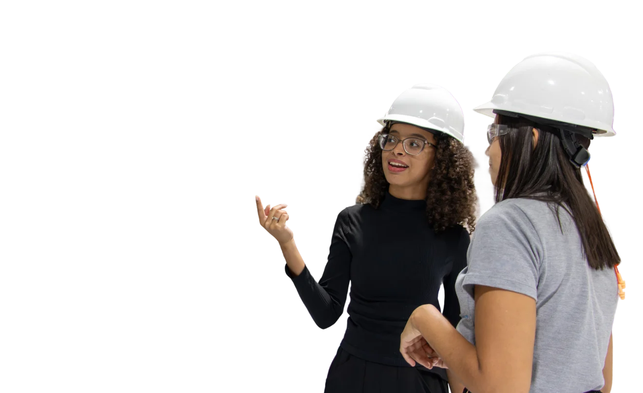 Duas jovens sorrindo enquanto trabalham