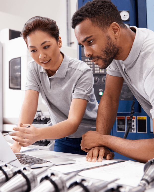 Funcionários diversos tabalhando de uniforme