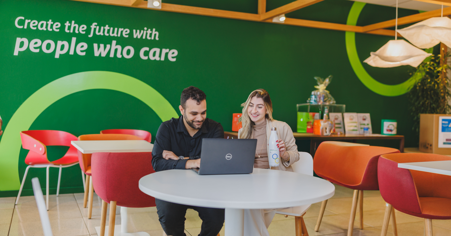 Dois jovens trabalhando