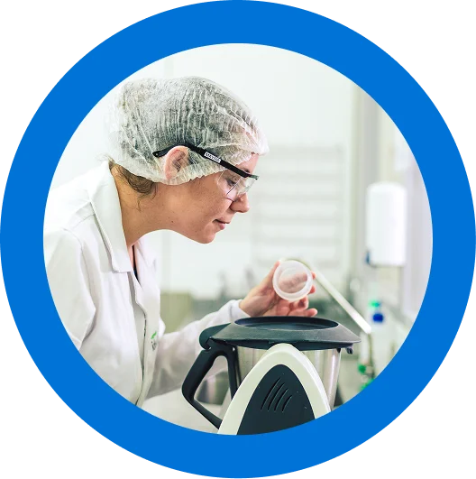 Jovem em laboratório