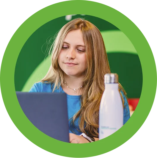 Jovem usando notebook