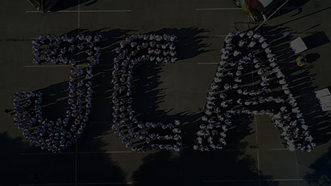 Funcionários juntos formando as letras JCA