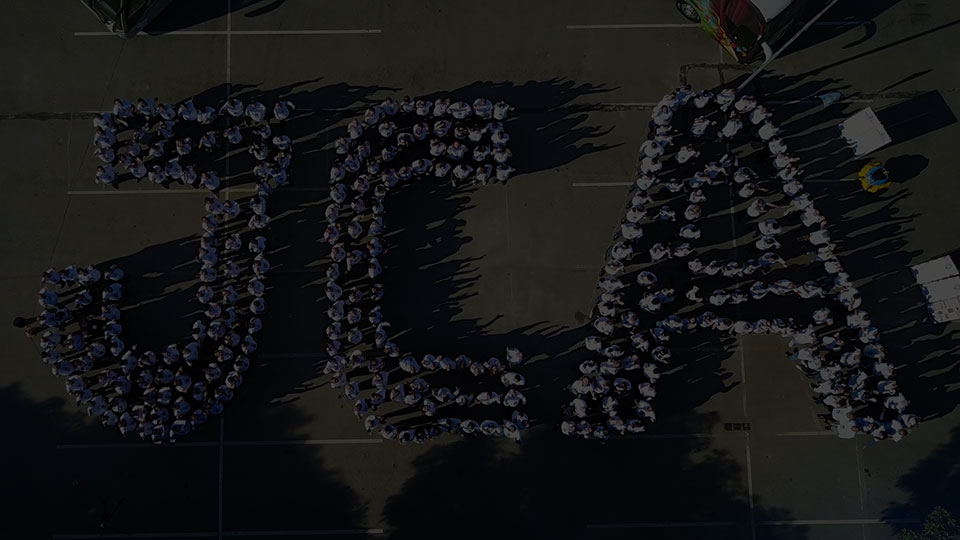 Funcionários juntos formando as letras JCA