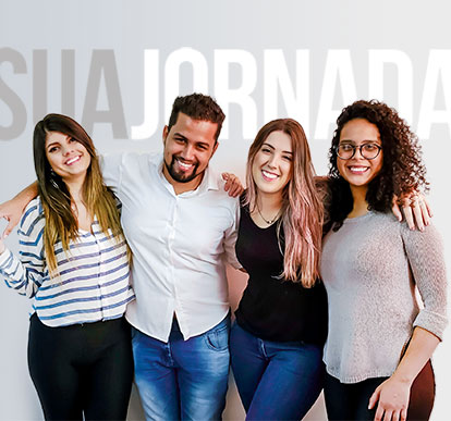 Grupo de jovens abraços e sorrido.