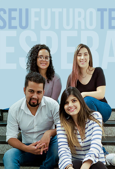 Grupo de estagiários posando para a foto sentados em uma escada