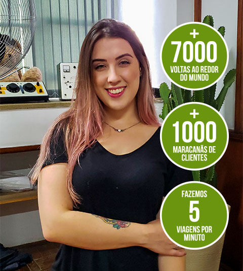 Jovem mulher sorrindo para a foto