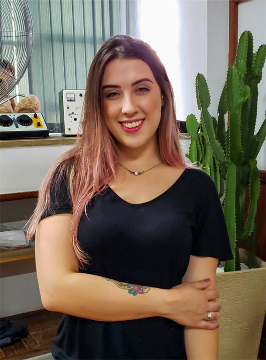 Jovem mulher sorrindo para a foto