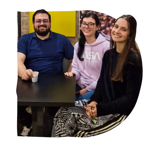 Jovem sorrindo segurando um pacote de café da marca pilão