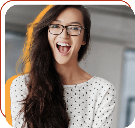 Jovem estágiaria sorrindo para uma foto utilizando um oculos de grau e camiseta branca com pontinhos pretos