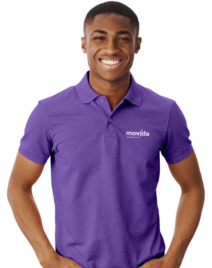 Homem estagiário diverso sorrindo, com uniforme roxo Movida