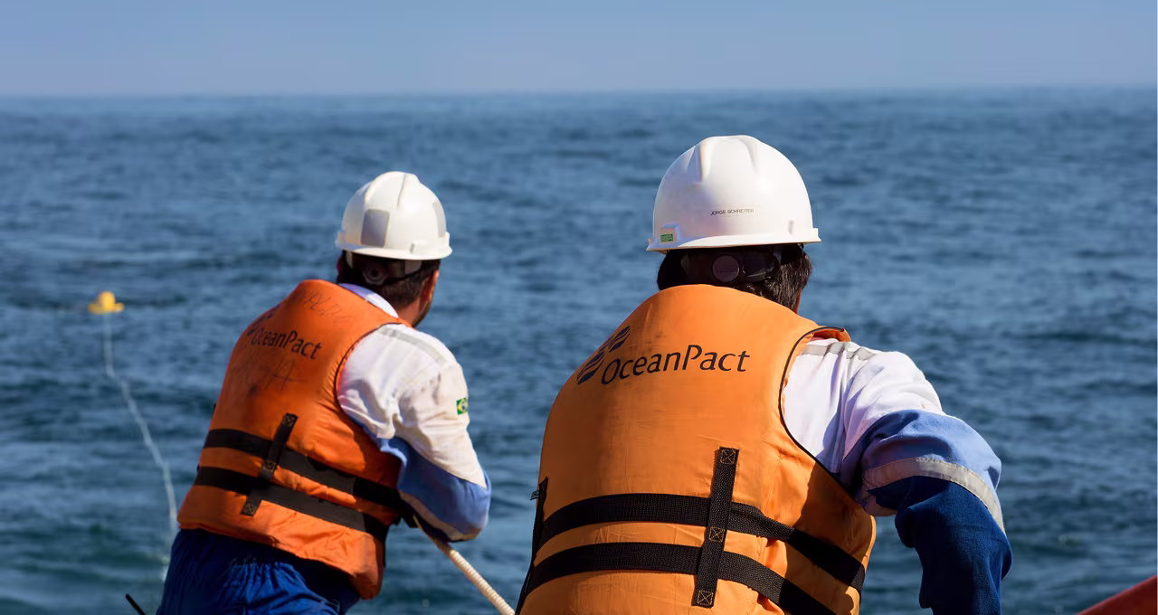 Embarcação da OceanPact em operação no mar