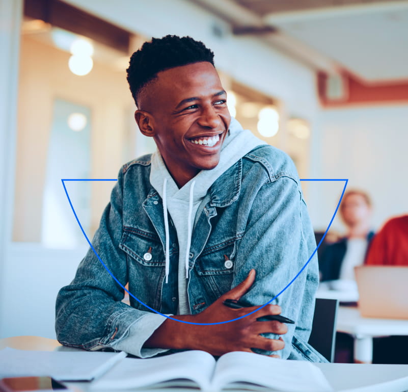 Homem estudando e sorrindo