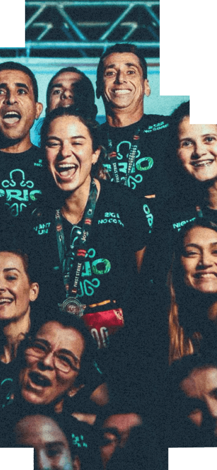 Grupo de estágiarios sorrindo para uma foto utilizando uniformes da empresa e crachas