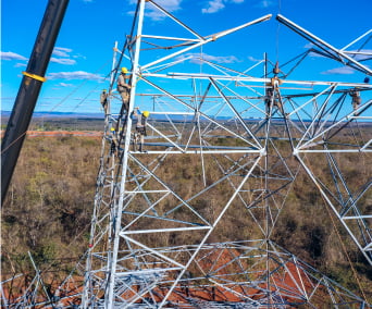 Trabalhadores em antena de energia