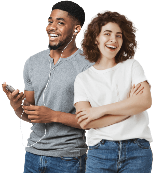 Estudante sorrindo para foto e ouvindo musica em um fone de ouvido e ao lado dele uma estudante sorrindo