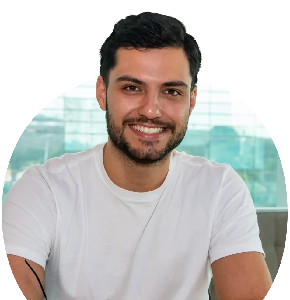 Luiz Gustavo Correa - Estagiário Sanofi (Estagiária Sanofi) sorrindo para a foto