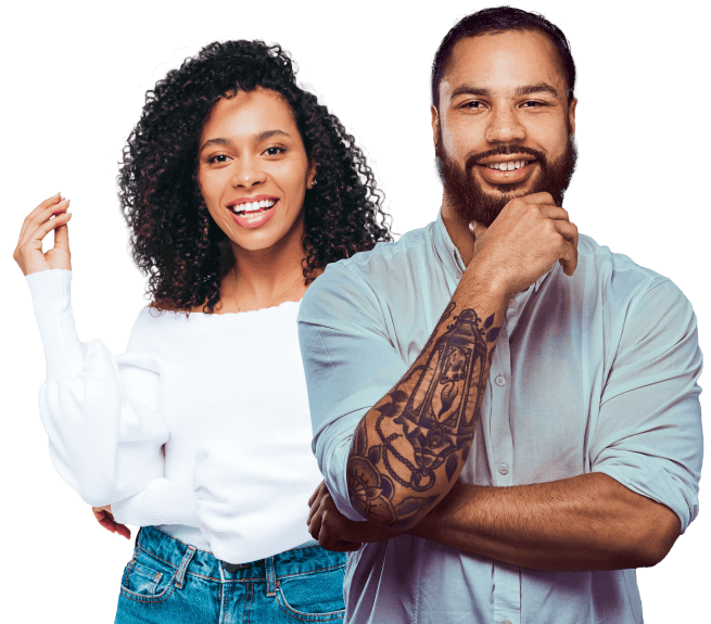 Casal de jovens sorrindo, homem com tatuagens no braço utilizando uma camiseta cinza clara e uma mulher negra com cabelo afro utilizando uma blusa na cor branca e calças jeans